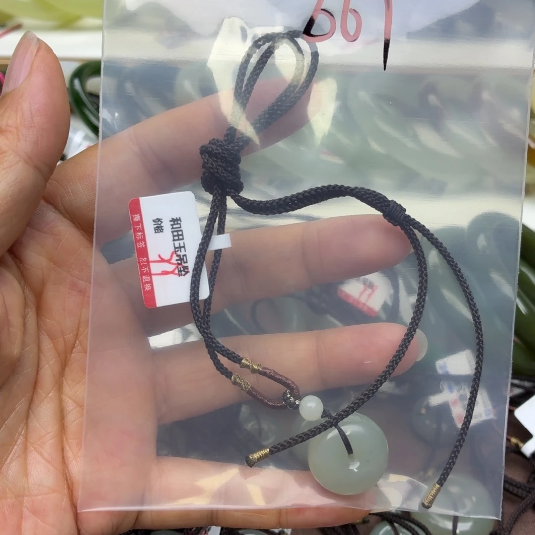 用***0和田玉未镶嵌颈饰