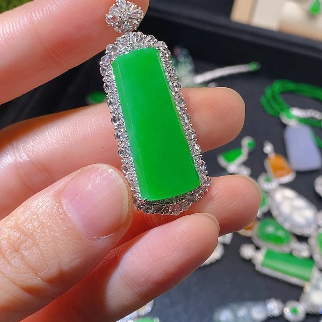 翡翠18K金镶嵌颈饰无事牌