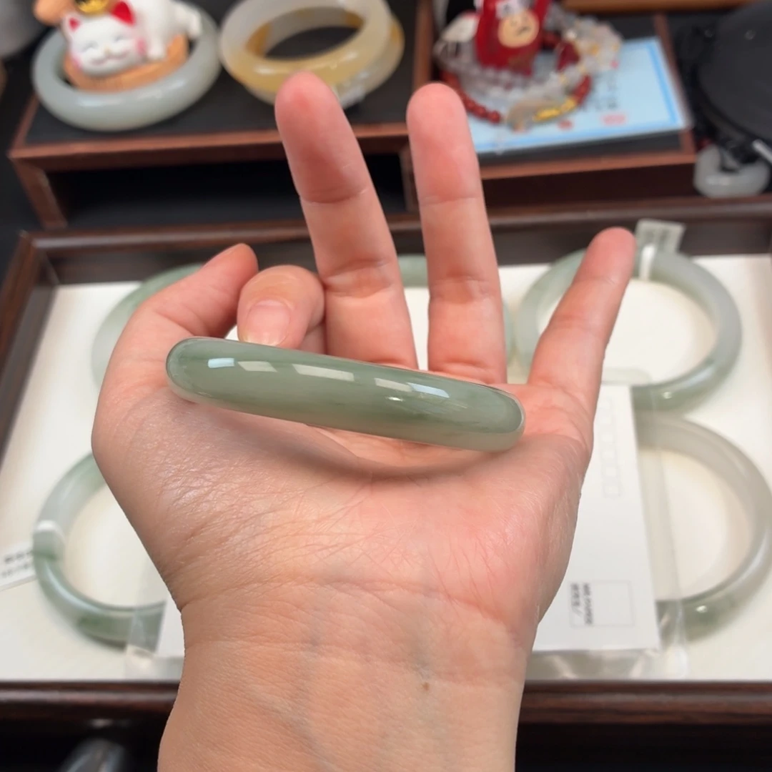 番***版石英质玉未镶嵌手镯90