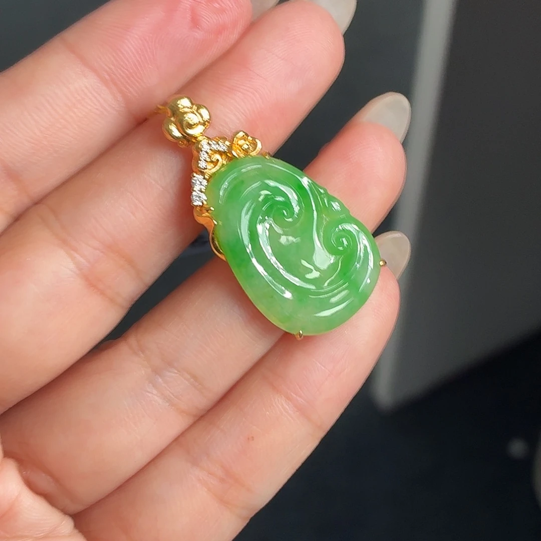 翡翠18K金镶嵌颈饰