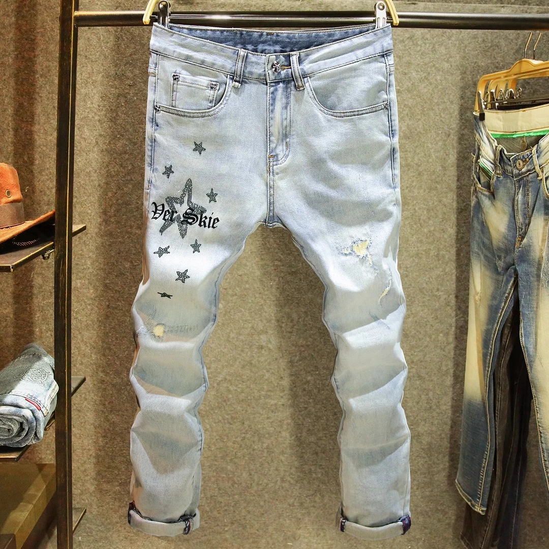 臣吾高端五星图案烫钻男士牛仔裤小脚修身长裤浅蓝色夏季破洞裤子