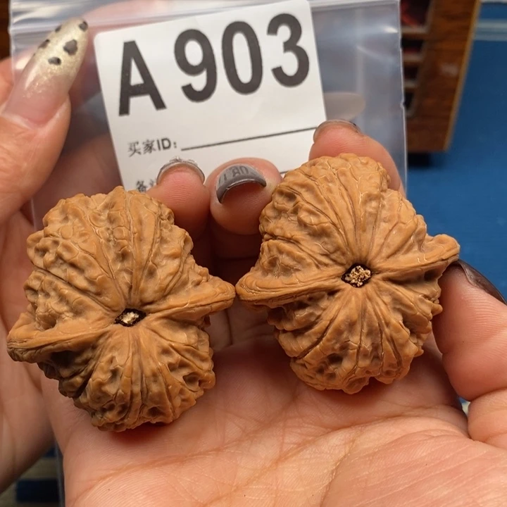 文玩核桃吊坠血麒麟微瑕42-45A903