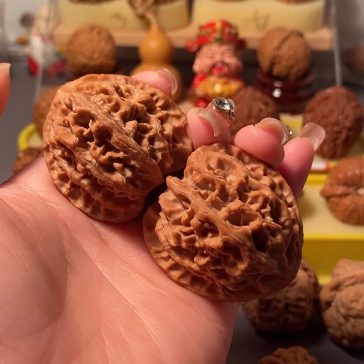 张***哥吊坠文玩核桃42三角苹果园