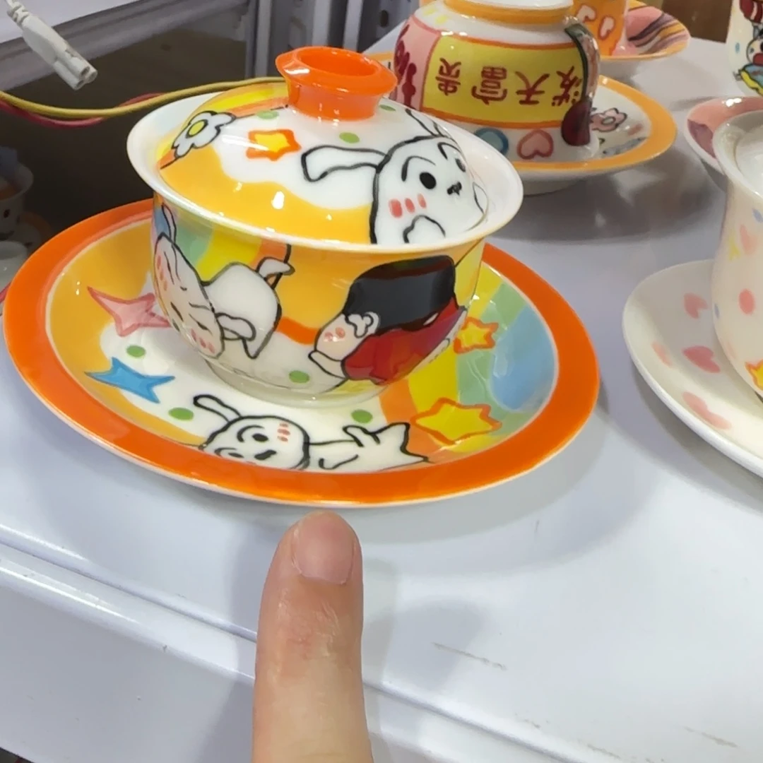 都是釉下彩手绘陶瓷