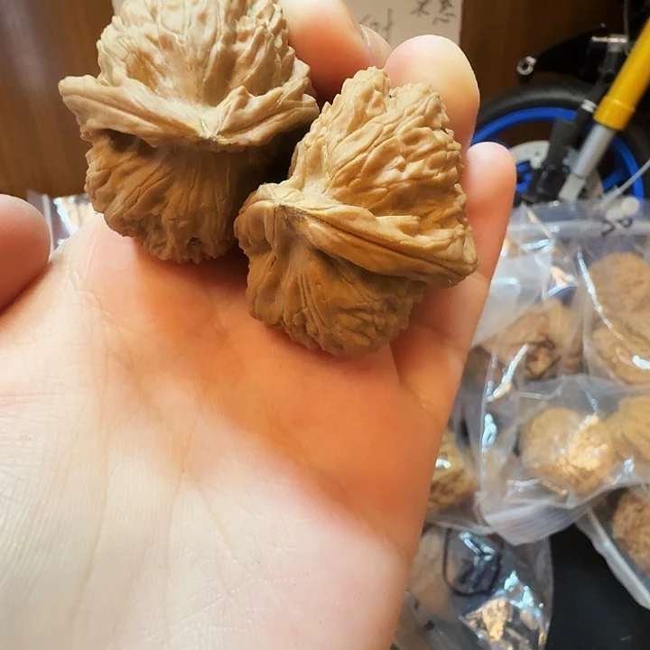 应***杳桃核吊坠白狮子半壁