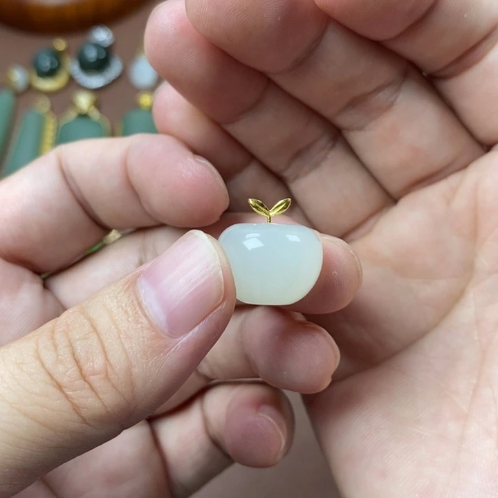 和田玉18K金镶嵌颈饰