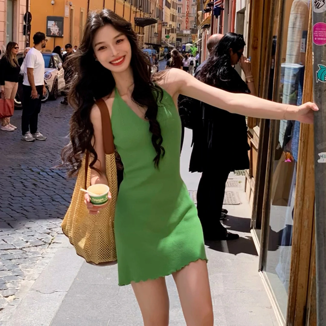绿色挂脖V领连衣裙子女夏季2025新款法式高级感辣妹气质包臀短裙