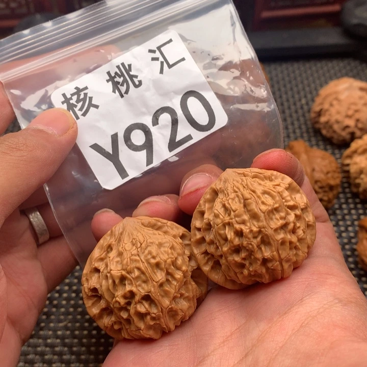 文玩核桃吊坠荷花