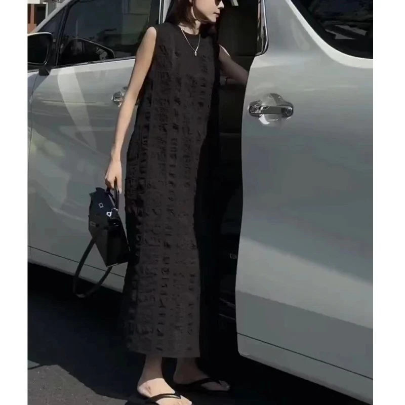 气质圆领无袖宽松压褶精致黑色中长款连衣裙