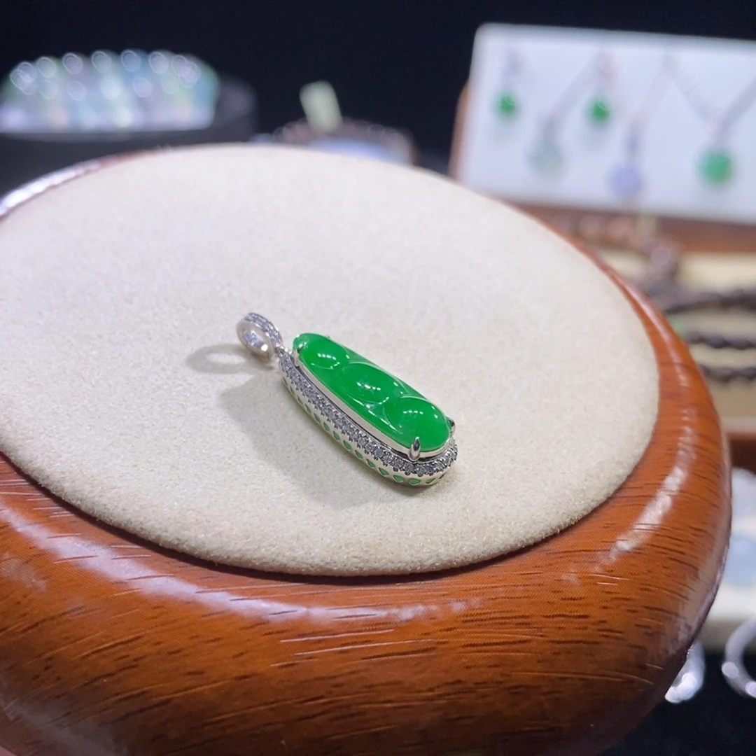 翡翠18K金镶嵌颈饰18K满绿豆子吊坠