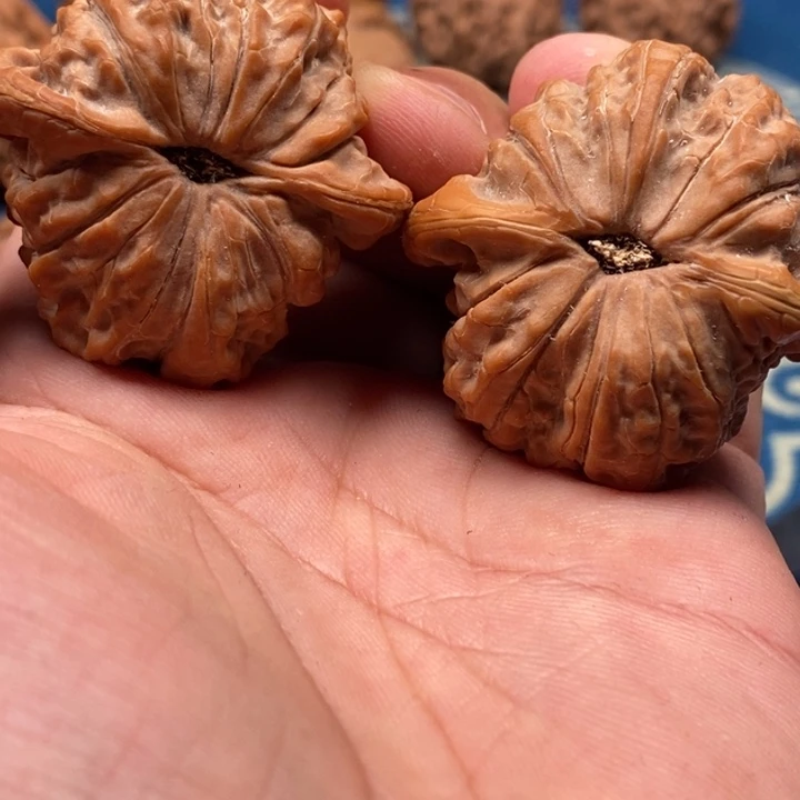 依***旧吊坠文玩核桃血麒麟