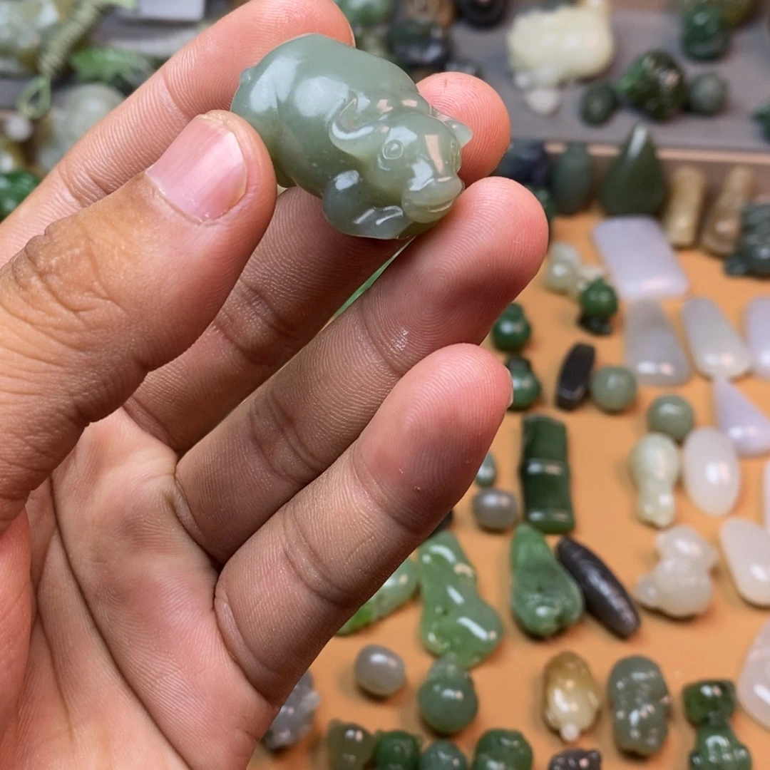 和田玉未镶嵌颈饰云***哥