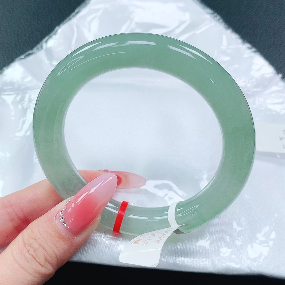 翡翠手镯未镶嵌55圈