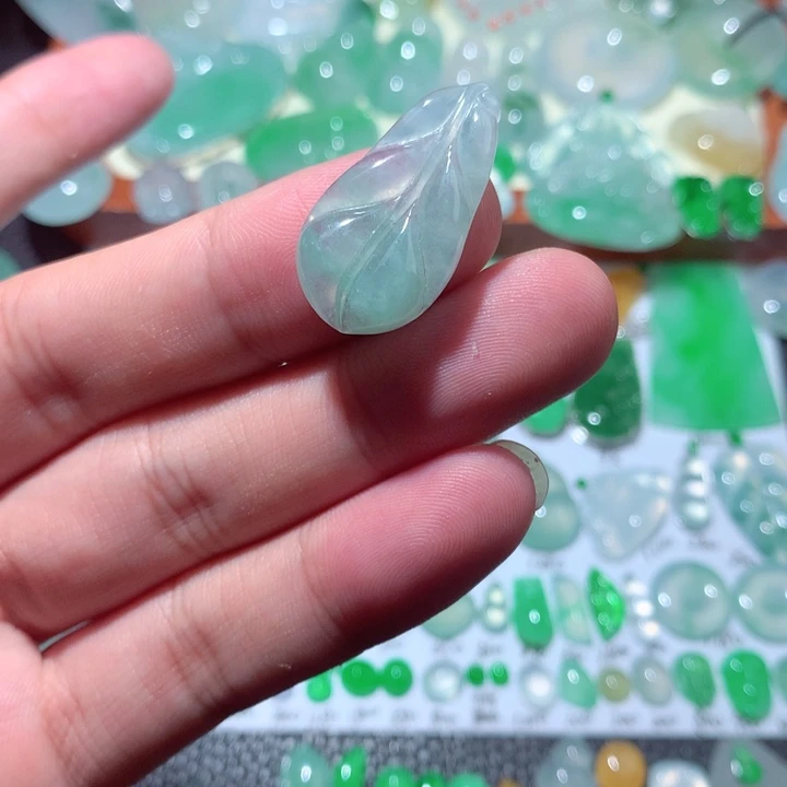 翡翠未镶嵌颈饰叶子