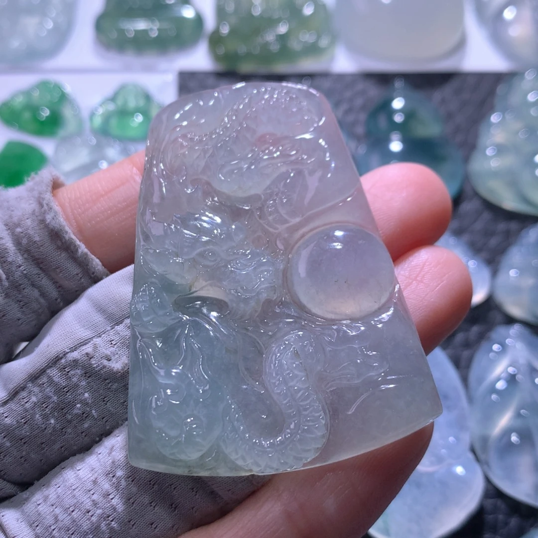 翡翠未镶嵌颈饰龙牌