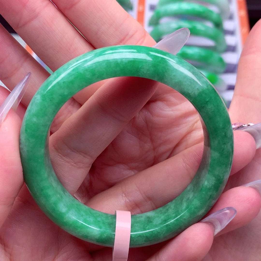 翡翠手镯未镶嵌翡翠