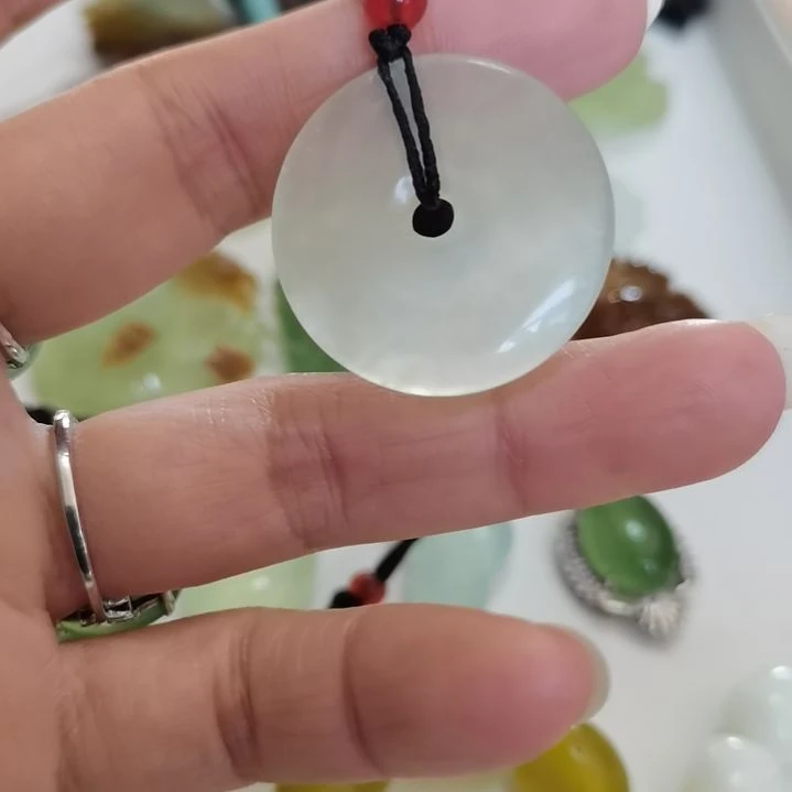 未镶嵌蛇纹石玉吊坠
