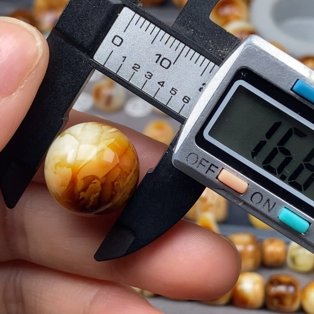 裸石琥珀未镶嵌圆珠