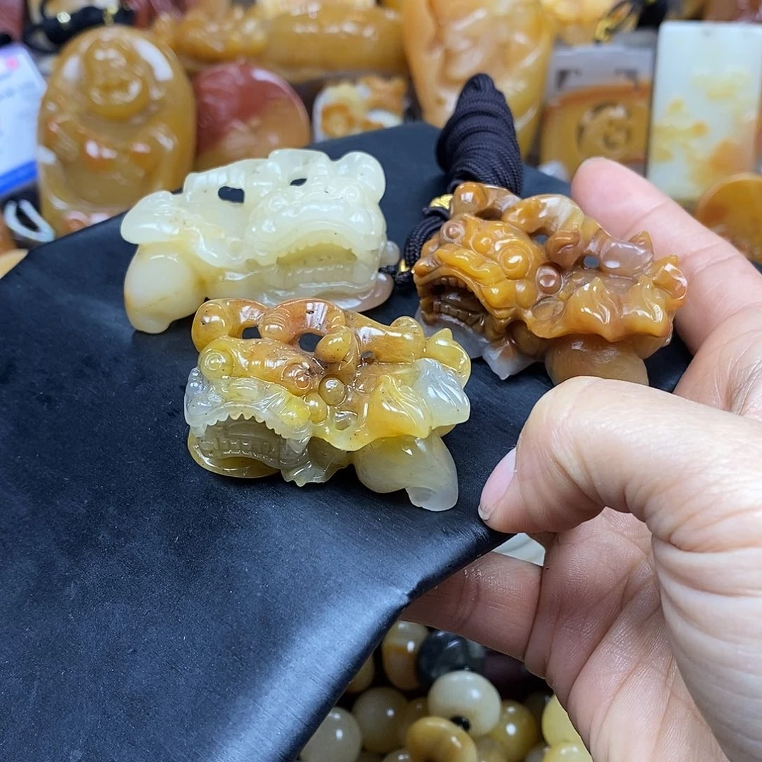 石英质玉（黄龙玉）颈饰未镶嵌