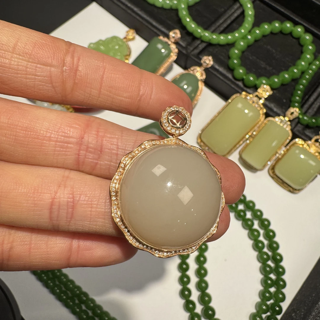 和田玉藕粉正圆面镶嵌