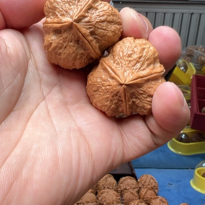 文玩核桃把件失*?云铁三棱