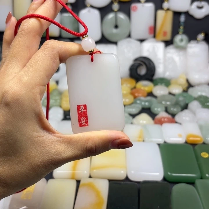 石英质玉（金丝玉）未镶嵌颈饰