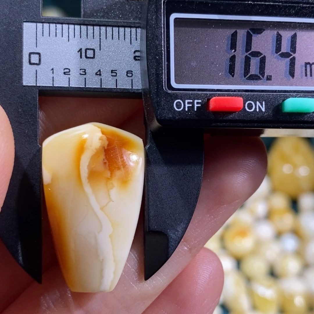 琥珀裸石未镶嵌不****n配饰