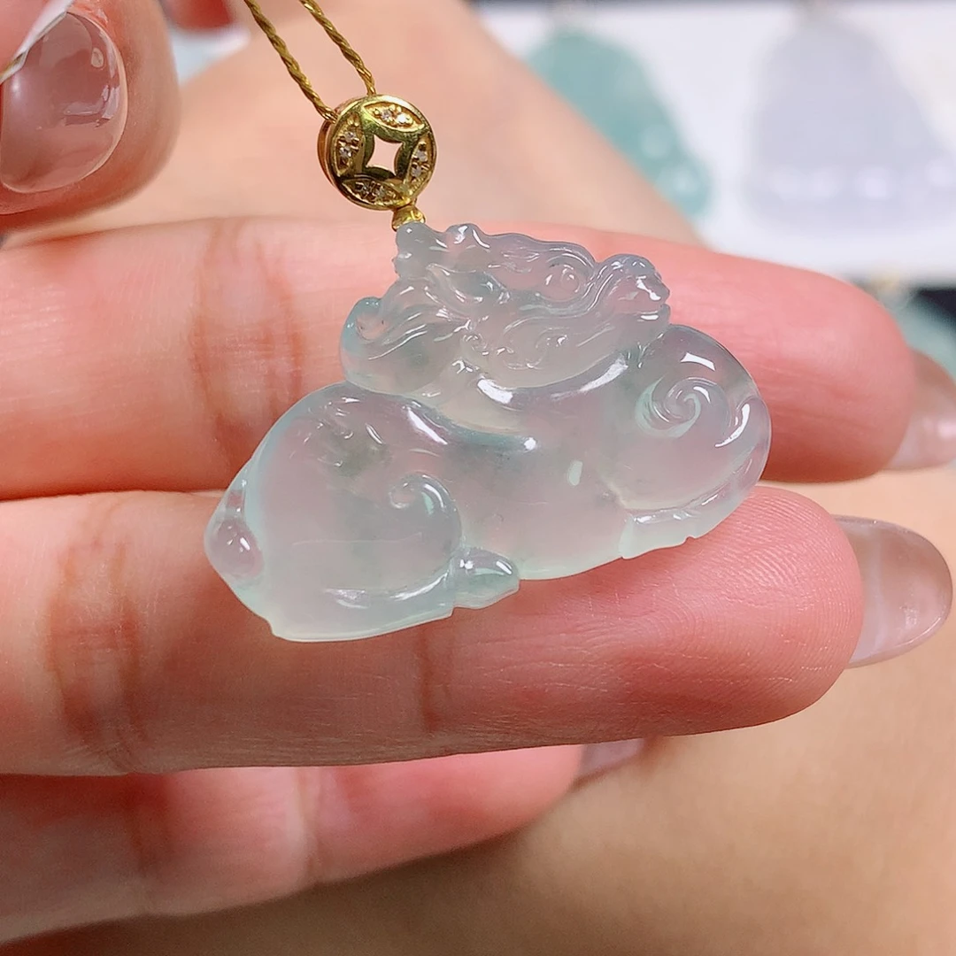 翡翠18K金镶嵌颈饰麒麟