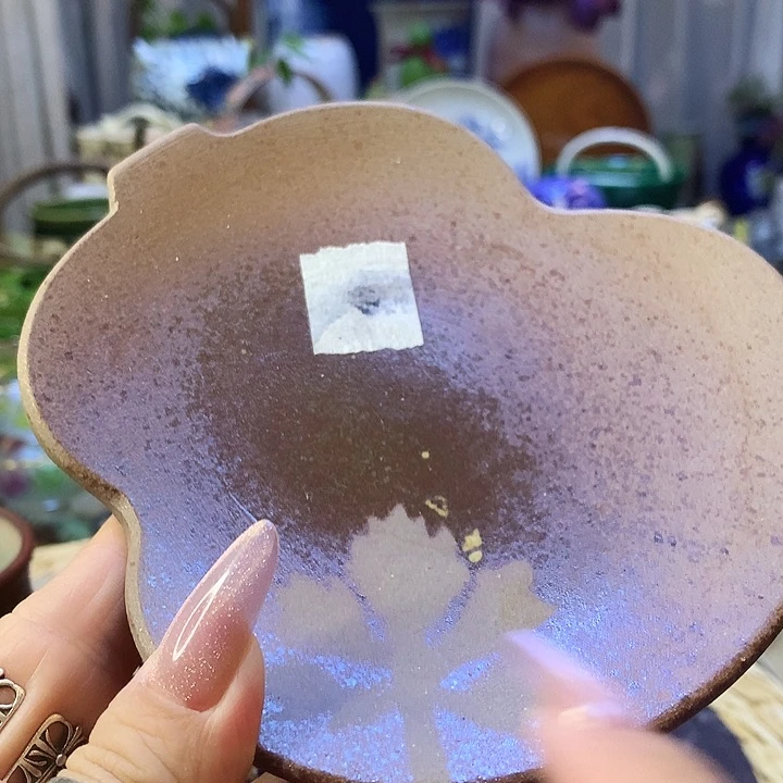 器物的色彩搭配起来很漂亮