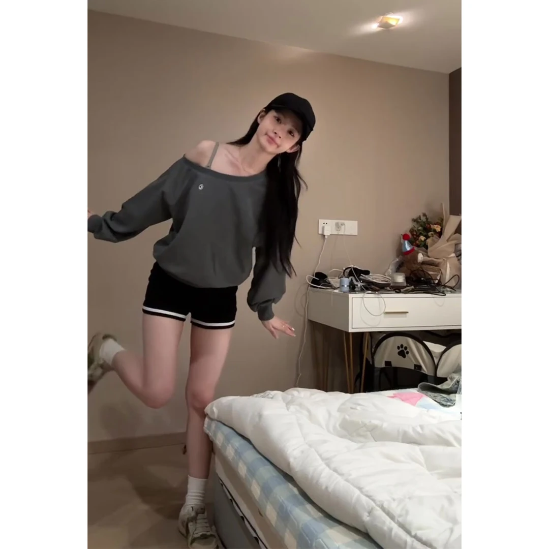 2025秋季新款慵懒松弛感斜肩露肩小标宽松套头卫衣+高腰显瘦短裤