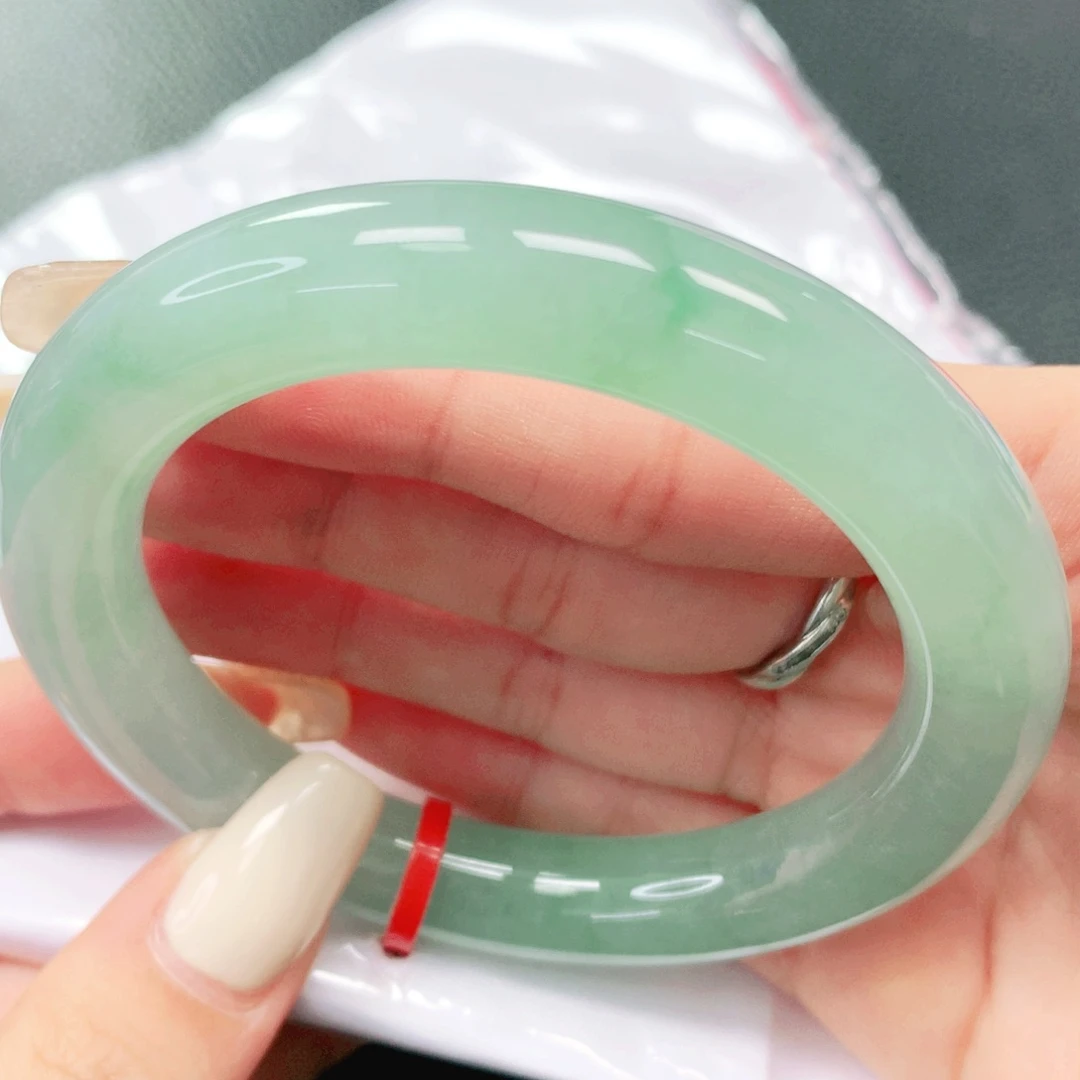 翡翠手镯未镶嵌56。