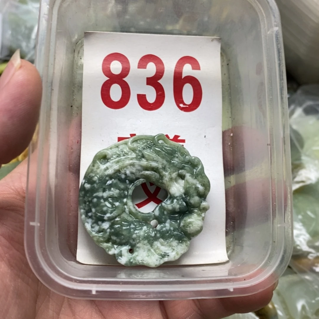 透闪石-蛇纹石玉挂坠未镶嵌