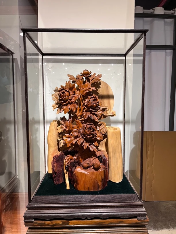 精品花鸟花开富贵牡丹花木雕根雕摆件。