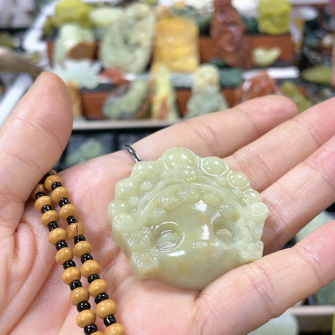 蛇纹石玉颈饰合金