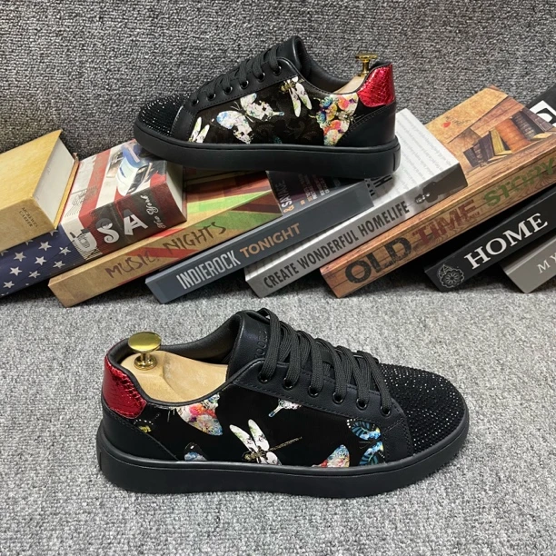 潮流烫钻工艺百搭舒适透气软底系带低帮休闲板鞋时尚