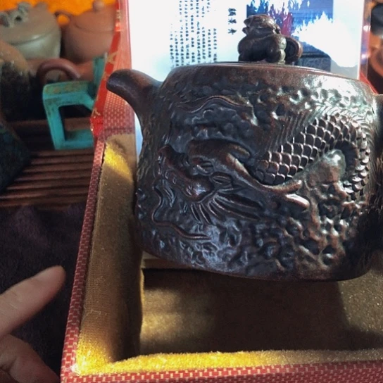 紫砂茶壶原矿泥料手工制作的紫砂壶。