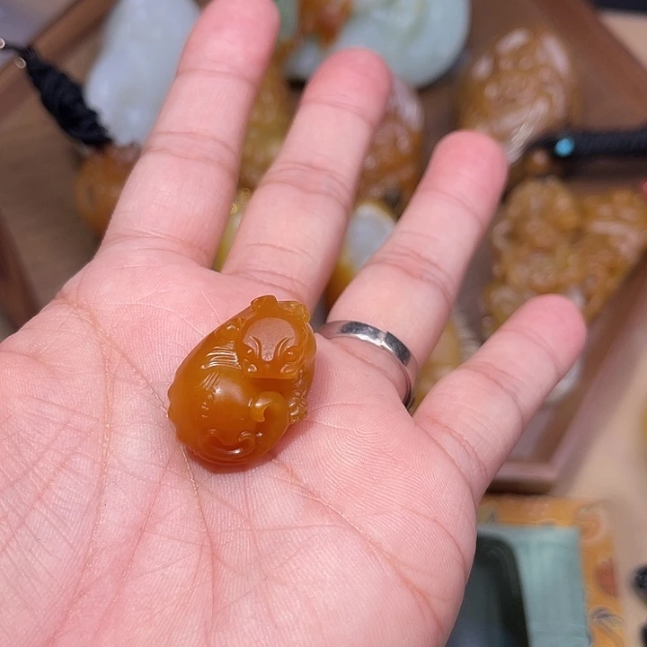 用***儿和田玉未镶嵌颈饰