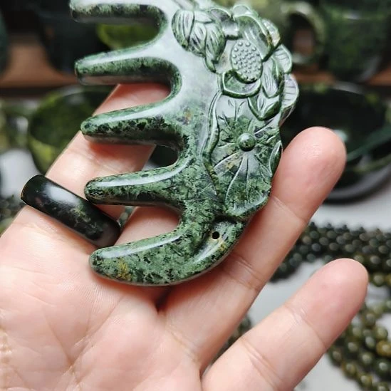 蛇纹石玉未镶嵌梳子