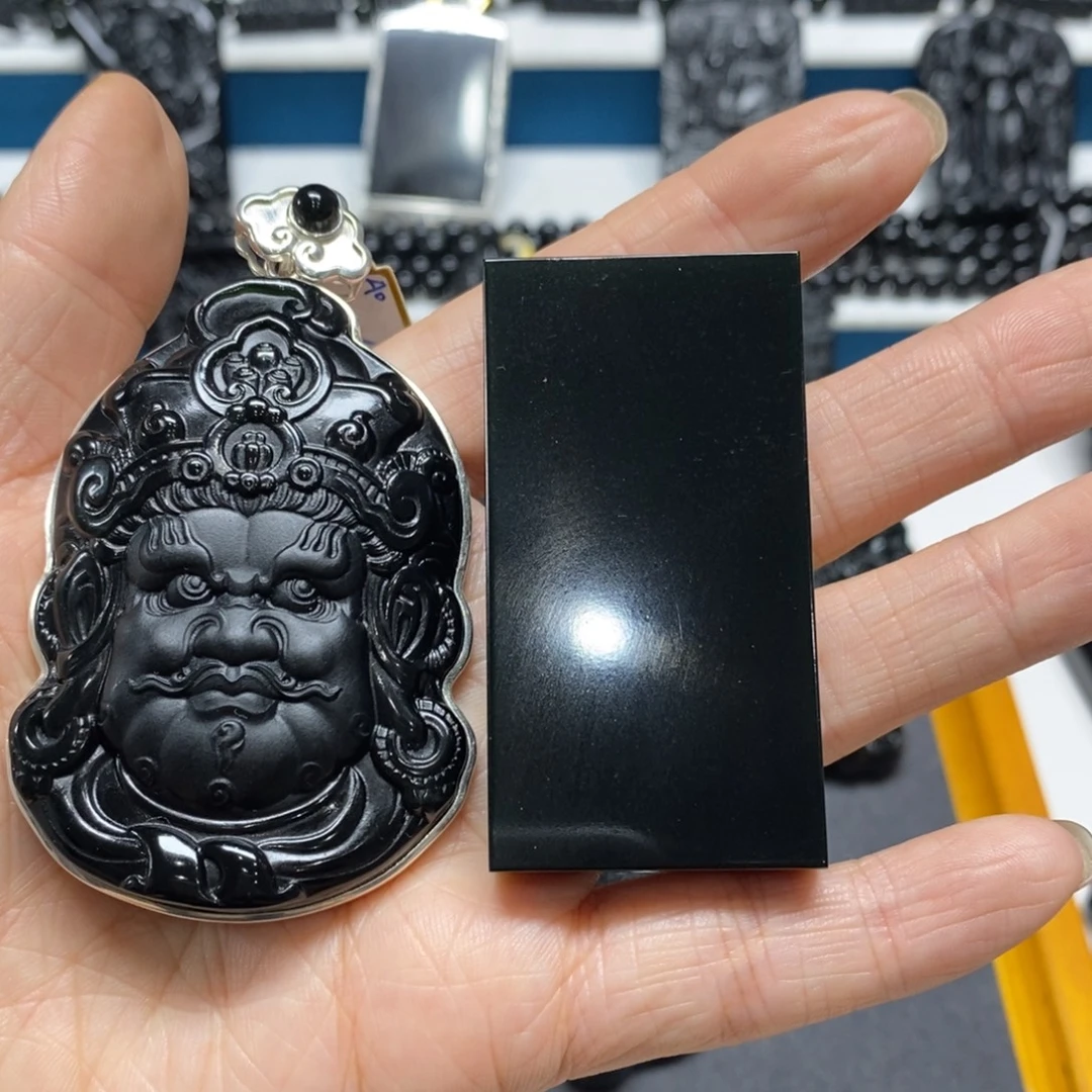 八***喝未镶嵌蛇纹石玉吊坠