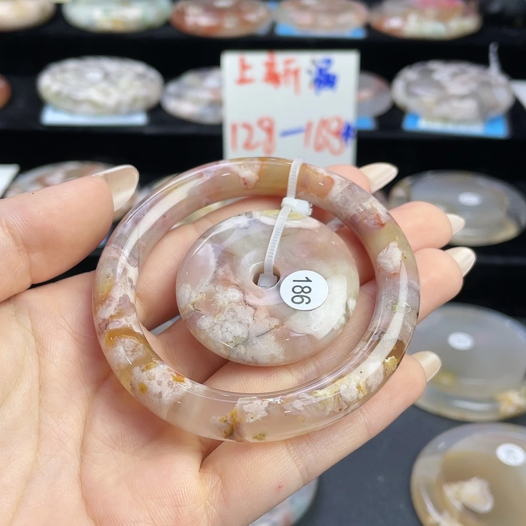 石英质玉手镯未镶嵌一****?52/186