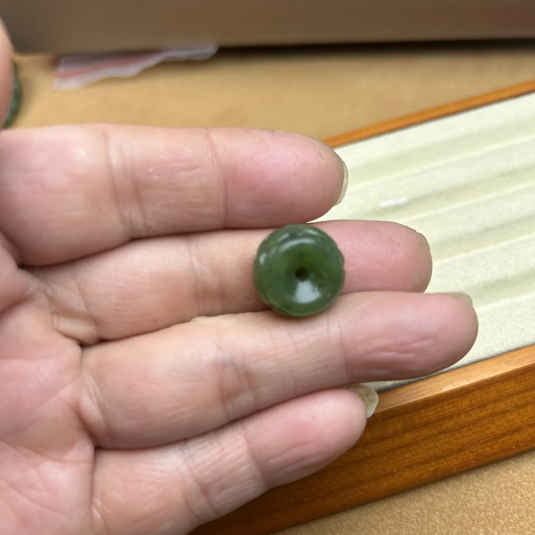 天然和田玉碧玉草纹单珠绿色时尚精美