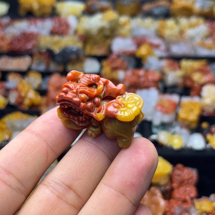 未镶嵌石英质玉（黄龙玉）颈饰
