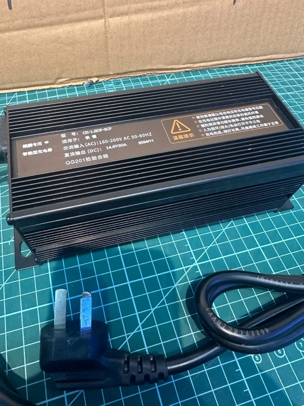 户外储能14.6伏磷酸铁锂电池充电器。