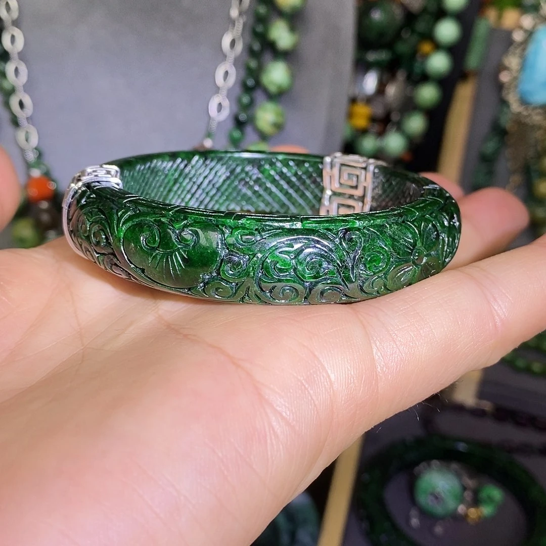 未镶嵌手镯翡翠漂亮美眉