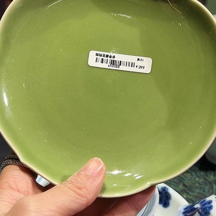 素和烟绿花口壶承