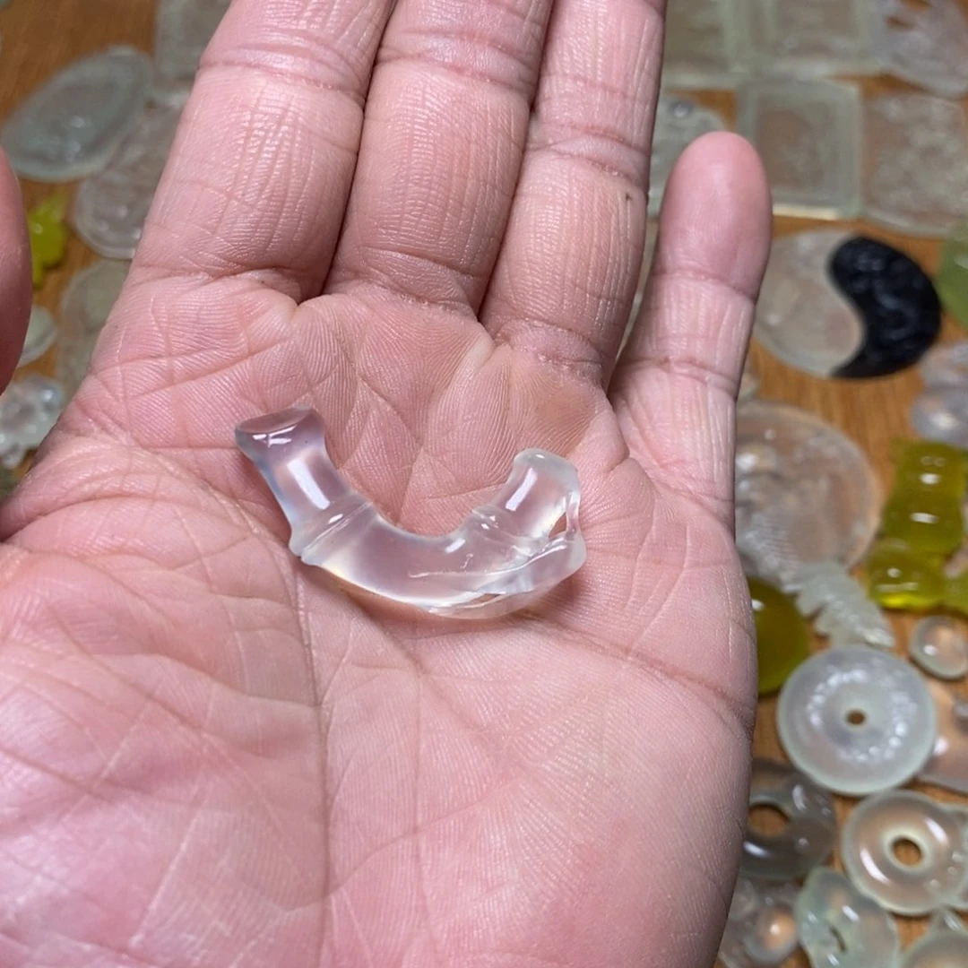 岫玉颈饰未镶嵌摸****?白冰竹节