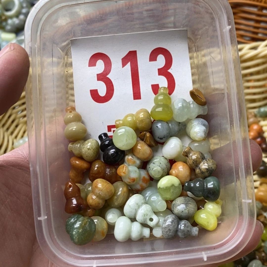 蛇纹石玉挂坠未镶嵌