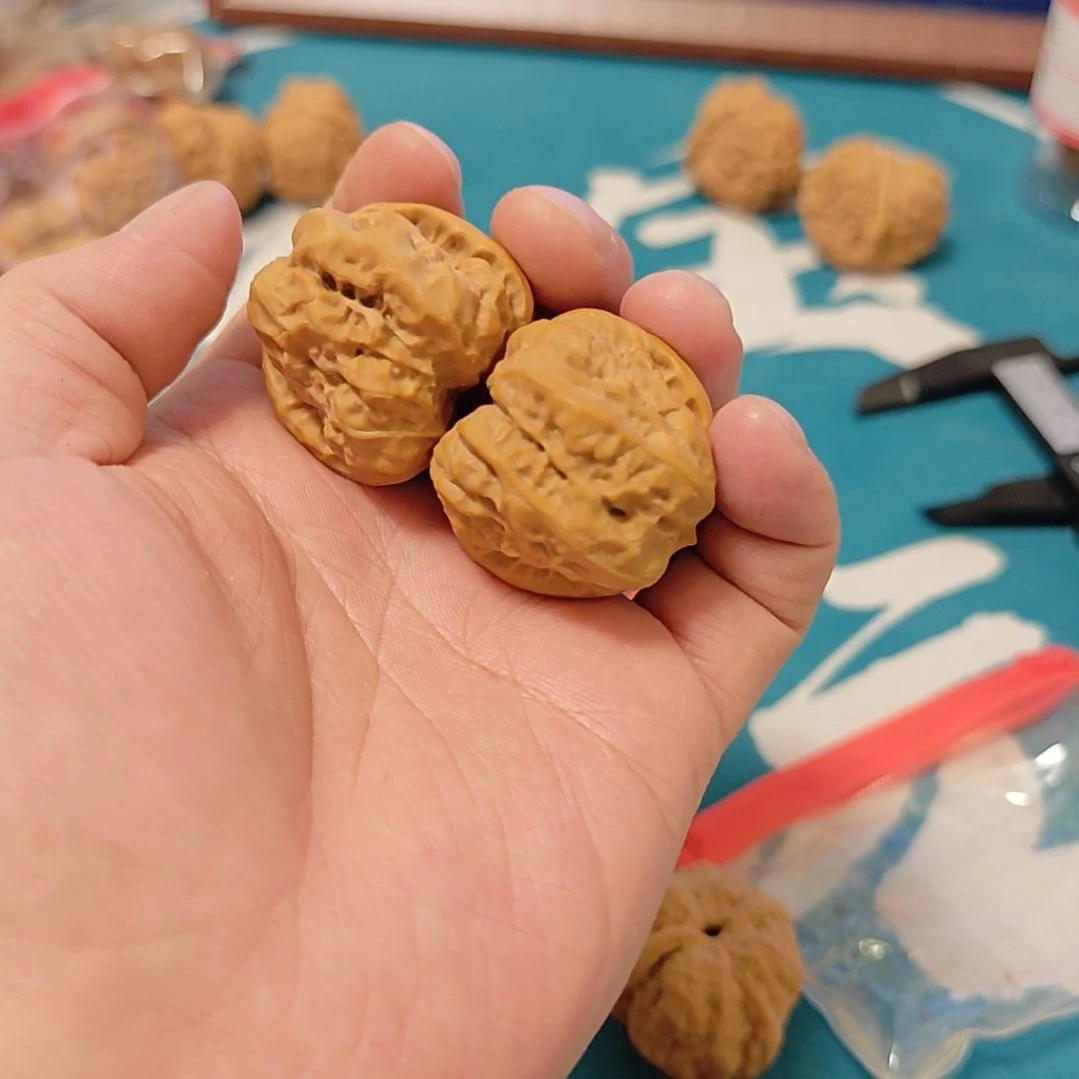 牛*.文玩核桃蛤蟆头小手念