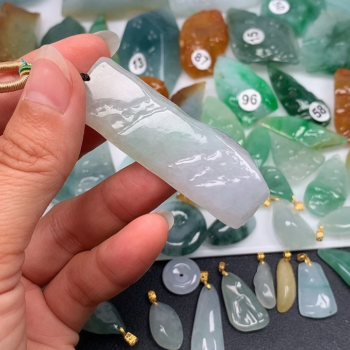 翡翠未镶嵌颈饰随型