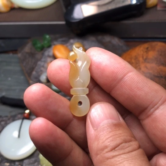 颈饰未镶嵌和田玉（糖玉）